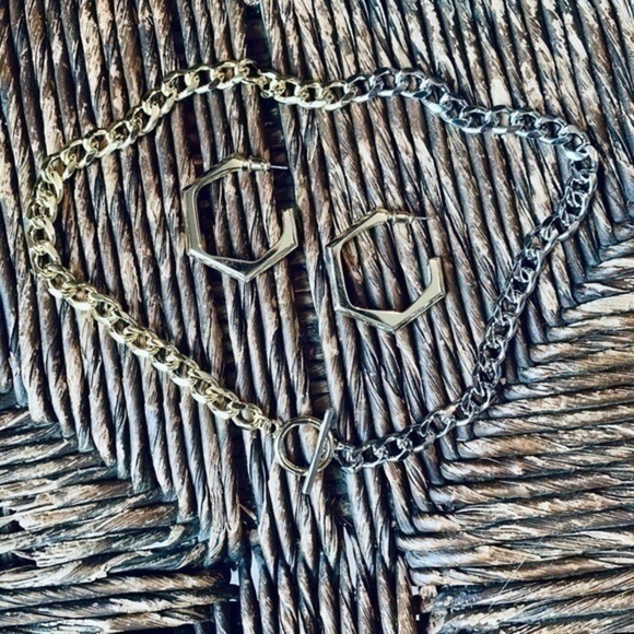 ✨💛 Gold Tone High Shine Geometric Hoops ✨💛 - Picture 4 of 6